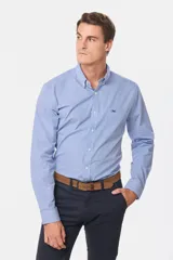 Camisa celeste con estampado a cuadros, de manga larga, con cuello abotonado, bolsillo en el pecho y logo bordado.