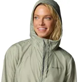 Campera cortavientos Columbia de mujer, en tonos verde claro y verde militar. Cuenta con capucha ajustable, cierre frontal completo, bolsillos con cremallera y puños elásticos.