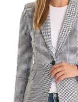 Blazer entallado de tejido jacquard con estampado de pata de gallo en tonos blanco y negro. Presenta cuello con solapas clásicas, cierre frontal con un botón, bolsillos delanteros con solapa y forro interno a tono.