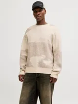 Sweater de punto con diseño estampado, cuello redondo, manga larga y ajuste relajado. Presenta puños y ruedo acanalados, ofreciendo una textura suave y elástica.