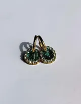 Aros de acero quirúrgico con dije circular de resina rosa y borde de strass dorados.