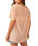 Remera holgada a rayas color naranja y blanco, con escote en V profundo y mangas cortas caídas.
