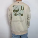 Buzo de corte oversize en color beige, con diseño gráfico estampado en la espalda que incluye botellas de vino y texto descriptivo.