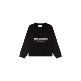 Sweater de punto negro de corte oversize, con cuello redondo y diseño de manga larga. Cuenta con el logotipo de la marca "EME STUDIOS" bordado en el pecho en color blanco, acompañado del texto "curated by ben ice" en cursiva.