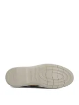 Zapatos slip on color marrón de tejido textil con refuerzo de cuero en el talón y suela gris clara.