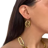 Aros tipo argolla pequeña de acero dorado con dije colgante en forma de eslabón ovalado estilo Gucci, desmontable.