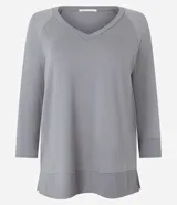Blusa básica de viscosa verde militar con escote en V, mangas 3/4 y puños anchos en rib. Cuenta con costuras decorativas y dobladillo inferior ancho.