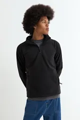 Buzo de polar gris con cuello alto y cierre frontal parcial, de manga larga y ajuste cómodo.