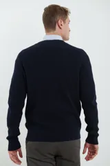 Cardigan de tejido de punto con cierre frontal completo, cuello redondo y bolsillos laterales. Presenta un diseño de textura acanalada y puños elásticos.