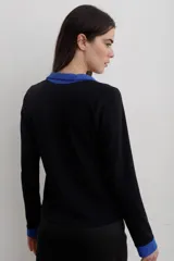 Remera de algodón con cuello camisero y escote en V profundo, de manga larga con puños en contraste de color.