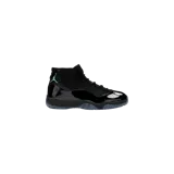 Championes Jordan 11 Retro modelo Gamma Blue, color negro con detalles en azul brillante y suela translúcida.