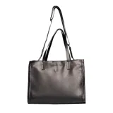 Cartera tipo tote de cuero negro con diseño estructurado, doble asa de hombro y correa larga ajustable con logo grabado. Presenta el logo metálico XL en la parte frontal.