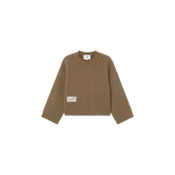 Sweater Eme Studios de punto color marrón, con diseño de panel dividido (liso de un lado y con patrón de trenzas del otro), cuello redondo y parche con logo de la marca en la parte frontal.