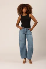 Jean azul claro de corte baggy baloon, con tiro alto y bolsillos laterales.