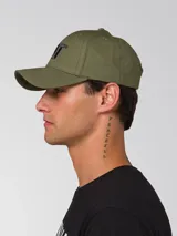 Gorra con visera curva de color verde militar, con el logotipo de Caterpillar bordado en relieve en la parte delantera.