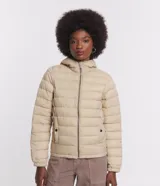 Campera ultra leve Blue Steel, confeccionada en poliamida, con diseño de gajos, capucha, cierre frontal por cremallera, bolsillos laterales con botones y elástico en los puños.