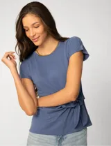 Remera de manga corta color verde militar, con cuello redondo y detalle de lazo ajustable en el lateral de la cintura que crea un efecto drapeado.