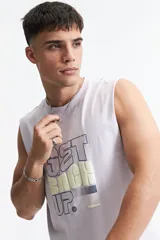 Musculosa gris con estampado frontal con la frase "Get Back Up" en letras grandes.