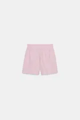Shorts de lino de tiro medio, color rosado, con cintura elástica ajustable mediante cordones y bolsillos delanteros.