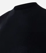 Suéter negro de corte ajustado, confeccionado en punto canalé con diseño de manga larga y cuello alto tipo Perkins. Presenta una textura acanalada que se adapta cómodamente a la silueta.