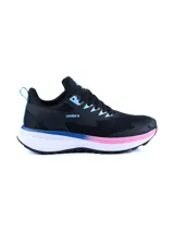 Championes deportivos Umbro modelo Tread, color negro con detalles en celeste y rosado en la suela y ojales. Presentan un diseño de malla transpirable con refuerzos laterales y suela blanca con amortiguación.