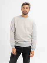 Buzo de felpa color beige, de cuello redondo y mangas largas con puños acanalados.