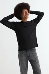 Remera de manga larga con cuello redondo, corte clásico y ajuste cómodo.