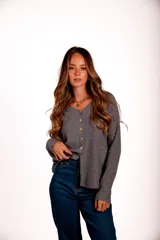 Blusa de morley elastizado color blanco, con escote en V y botones dorados.