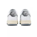Championes Nike Air Force 1 07 de corte bajo, confeccionados en cuero blanco con textura granulada. Presentan un diseño icónico con el swoosh lateral y el refuerzo del talón en acabado brillante con efecto desgastado. Incluyen una entresuela de color crema con efecto envejecido y una suela de goma gris.