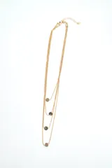 Collar largo dorado de múltiples hilos con dijes circulares colgantes.