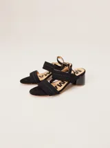 Sandalias de gamuza color bordó con taco bloque de charol, tiras con pespuntes artesanales en cuero y tira fina ajustable al tobillo.