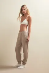 Pantalon de punto con textura acanalada y diseño holgado, con cintura elástica.