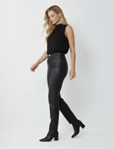 Pantalón de eco cuero negro, marca Red Star, de corte recto con pretina con pasadores, botón y cierre. Tiene bolsillos delanteros y traseros.