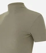Blusa corta de cuello alto y mangas cortas, confeccionada en tejido rib texturizado color marrón.