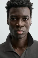 Jersey de punto color verde oliva, de calce relajado (relaxed fit), con cuello solapa y abertura frontal en forma de V. Es de manga corta y presenta acabados en rib en puños y ruedo.