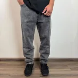 Pantalón de jean corte mom en color negro, de tiro medio y ajuste holgado en las piernas.