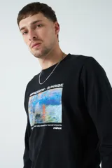 Remera negra de manga larga con estampa de pintura impresionista en el frente y texto 'Impression - Sunrise'.
