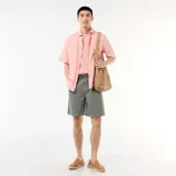 Bermuda chino color verde militar, de corte clásico con bolsillos laterales y cintura ajustable con cordón.