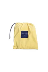 Short de baño amarillo con cintura elástica y cordón ajustable. Presenta bolsillos laterales, un bolsillo trasero y logo bordado en la parte inferior. Incluye suspensor interno y está confeccionado en tela ligera de secado rápido.