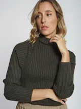 Polera de tejido rib color azul, con cuello alto y mangas largas, de corte ajustado.