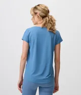 Remera deportiva de microfibra texturizada color marrón, con mangas cortas y recortes en los laterales.