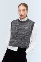 Chaleco de punto gris jaspeado con cuello redondo y ribete en gris oscuro.