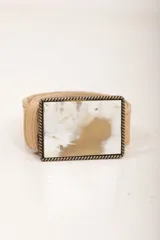 Cinto de cuero color tostado con hebilla rectangular de diseño efecto carey o asta.