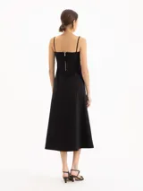 Vestido midi negro de tejido de punto elastizado, con escote recto y breteles finos.