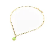 Collar dorado con cadena de eslabones rectangulares y dije redondo verde con diseño de cara sonriente.
