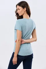 Remera básica de algodón color negro, con cuello redondo y mangas cortas de corte clásico.