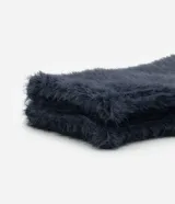 Guantes sin dedos confeccionados en tejido de punto con textura de pelitos, de diseño suave y abrigado.