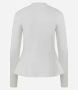 Blusa de punto roma color blanco, con cuello redondo, mangas largas y diseño peplum con ruedo amplio y estructurado.