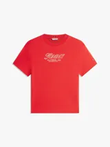 Remera Tommy Hilfiger de manga corta y cuello redondo, color rojo. Presenta un diseño gráfico bordado en el pecho con el nombre de la marca y texto descriptivo, además de la clásica bandera bordada en la manga.