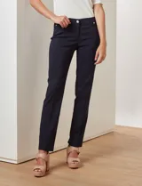 Pantalón recto color verde oliva, marca Zac & Rachel, modelo slim. Tiene pretina con pasadores, botón y cierre. Incluye tres bolsillos delanteros y dos bolsillos ojal en la parte trasera.